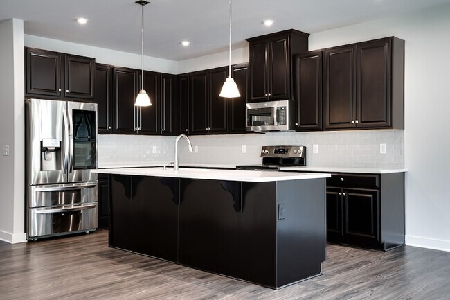 Building Photo - 645 Exmoor Dr