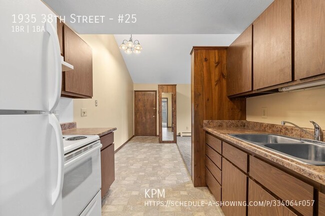 Building Photo - * PENDING APPLICATION * 1 BED | 1 BATH | A...