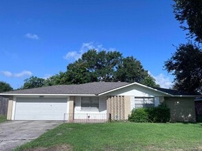 Building Photo - 3135 Woodcrest Dr