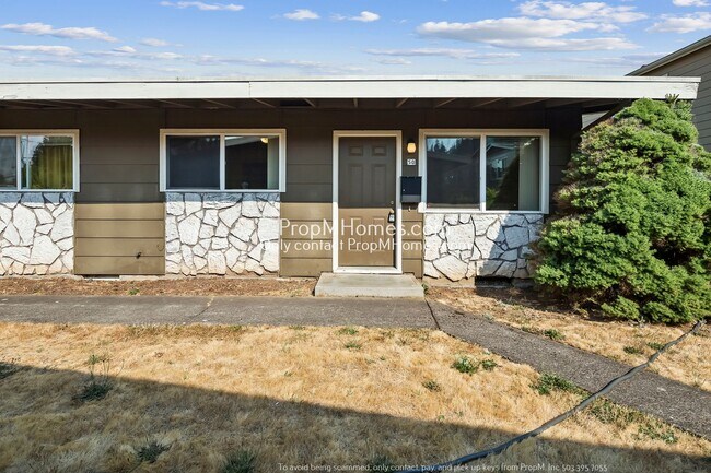 Foto del edificio - Urban Oasis in Mt. Tabor: Sunlit One-Bedroom End Unit!