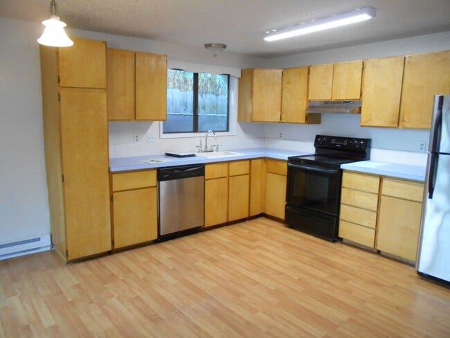 Building Photo - Spacious Two Bedroom in the heart of the H...
