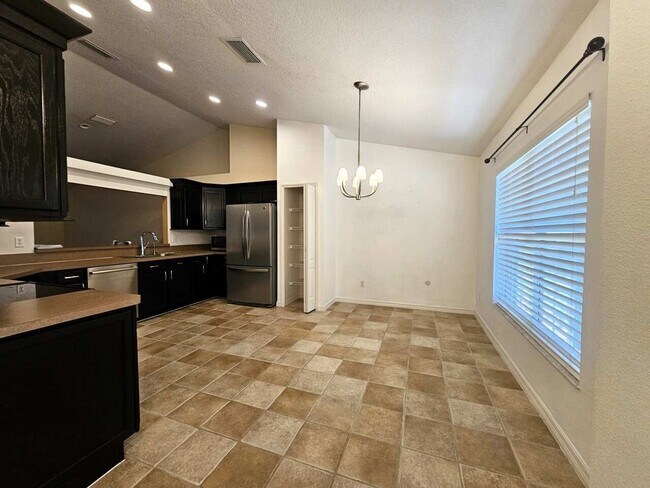 Foto del edificio - Charming 3-Bedroom Home in Prime Clermont ...