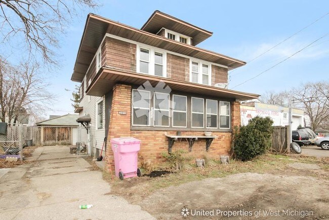Building Photo - 1555 Chicago Dr SW
