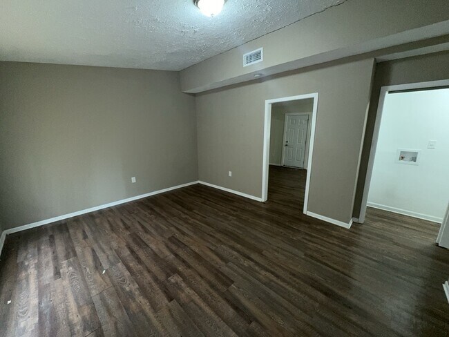 Foto del edificio - 3320 Ridgeland Dr