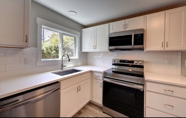 Building Photo - 811 17th Ave