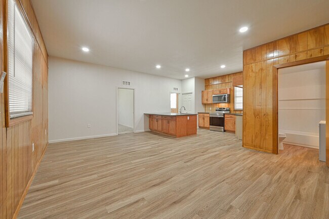 Building Photo - 709 SE 10th St