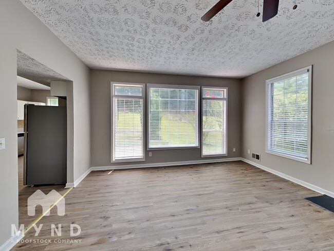 Foto del edificio - 2587 Riverwood Spring