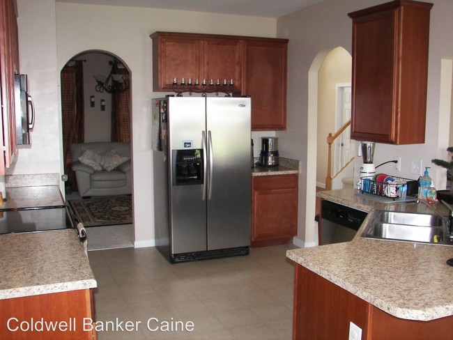 Building Photo - 16 Whitethorn Ln