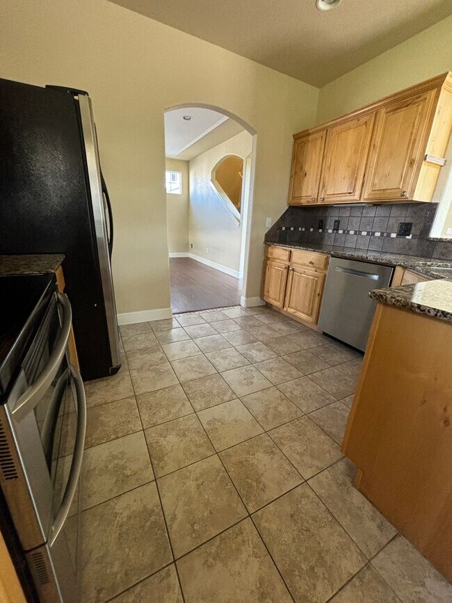 Building Photo - PROMO *$250 Admin Fee Waived* Modern Comfo...