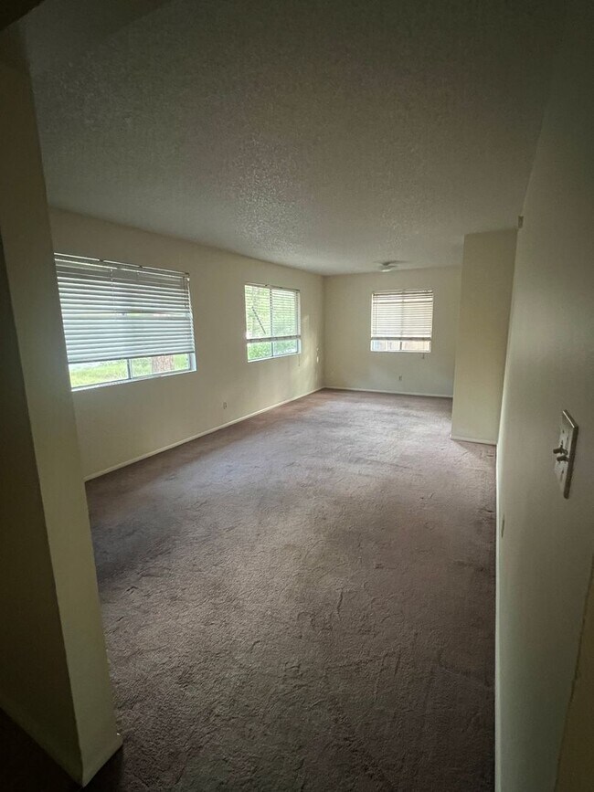 Building Photo - Rare Rental Opportunity in Continental Cou...