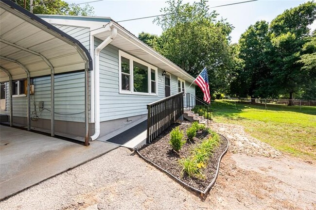 Building Photo - 835 Sylvan Dr