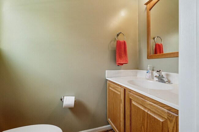 Foto del edificio - Spacious 3 Bedroom, 2.5 Bath Townhouse in ...