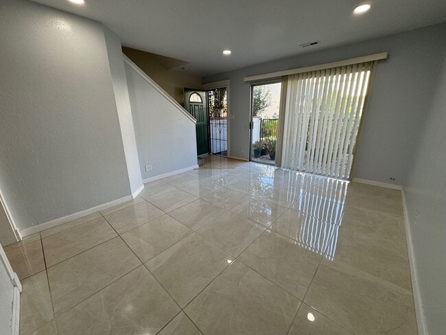 Building Photo - 2 Bedroom/1.5 Bathroom Townhouse Available in Union City!!