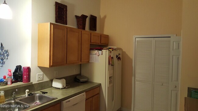 Foto del edificio - 7920 Merrill Rd