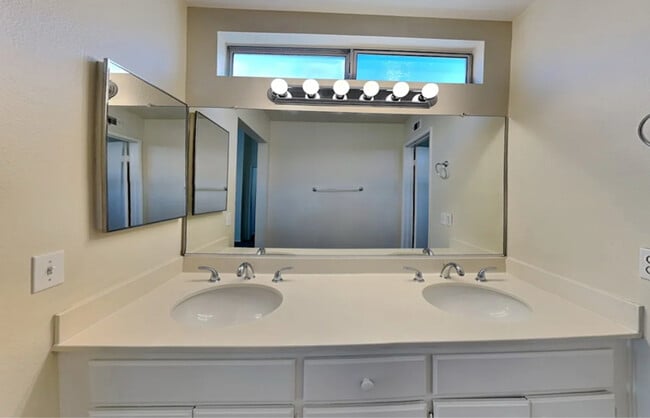 Foto del edificio - 28205 Orangegrove Ave