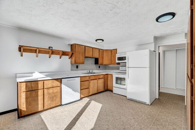 Foto del edificio - Mid-Century Cool Meets Maine Serenity Design. Privacy. Location. This one has it all.