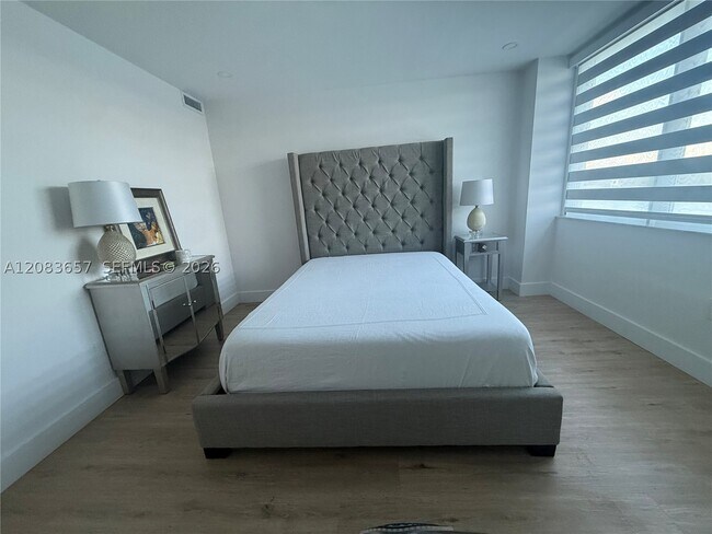 Foto del edificio - 5750 Collins Ave