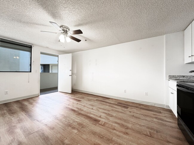 Foto del edificio - One-Bedroom Condo with A/C and Parking nea...