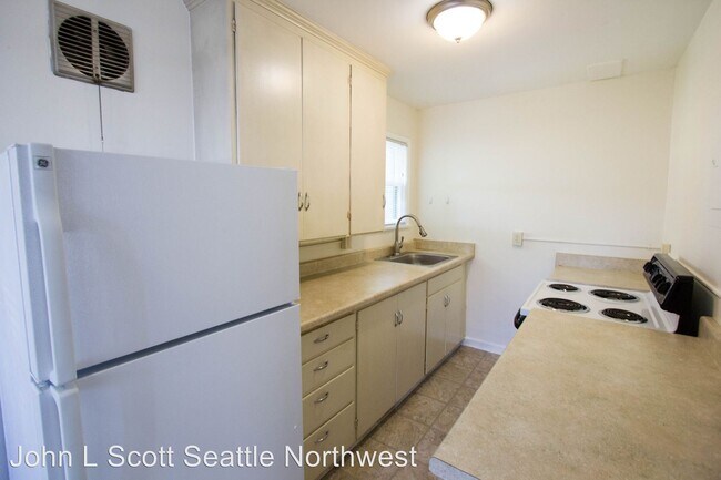 Building Photo - 7035 Beach Dr SW