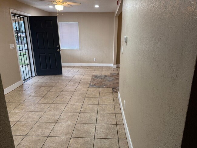 Foto del edificio - FRESHLY RENOVATED  MOVE IN READY!!