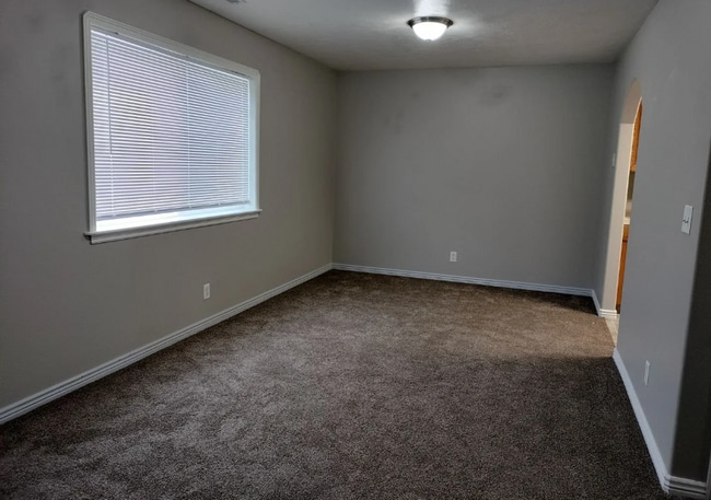 Building Photo - 2 Bed 1 Bath Apartment at Delmar Condominiums in Sugar City!