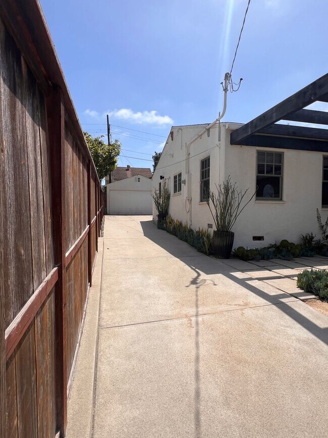 Building Photo - Beautiful, Updated 3 BD, 2 BA House in Lom...