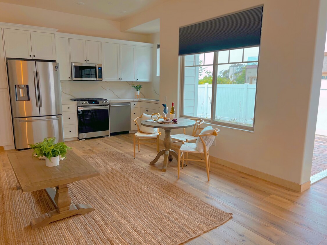 Primary Photo - Brand New Luxurious 3 Bed / 3 Bath Condo 1...