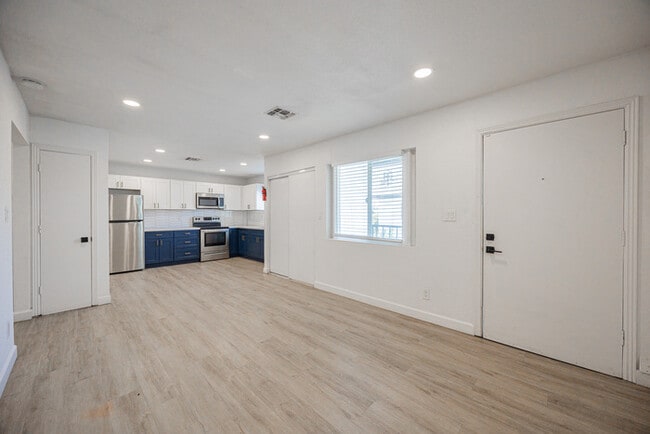 Building Photo - 719 N 12th Ave
