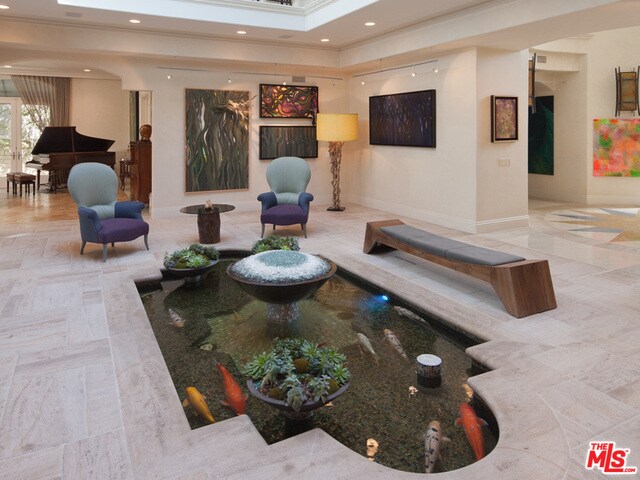 Foto del edificio - 810 N Rexford Dr