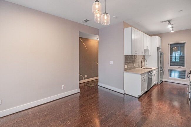 Building Photo - Beautiful 2 BR/2 BA Condo in Columbia Heig...