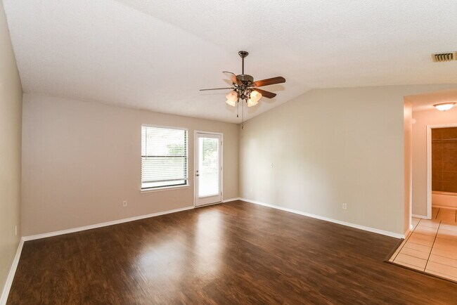 Building Photo - 9613 Villiers Dr N