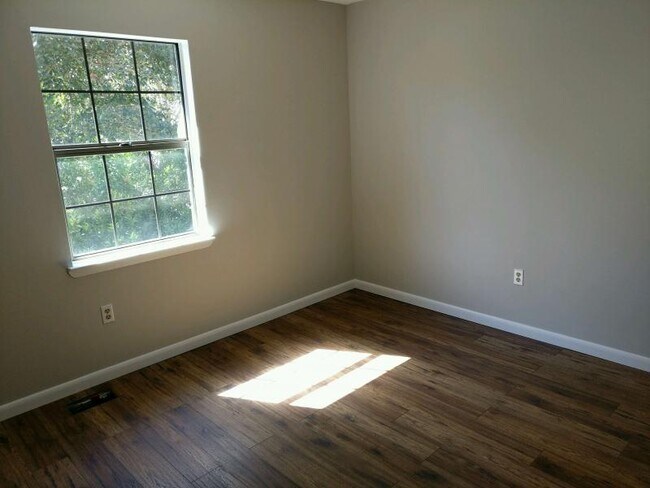 Building Photo - 640 Sandalwood Dr