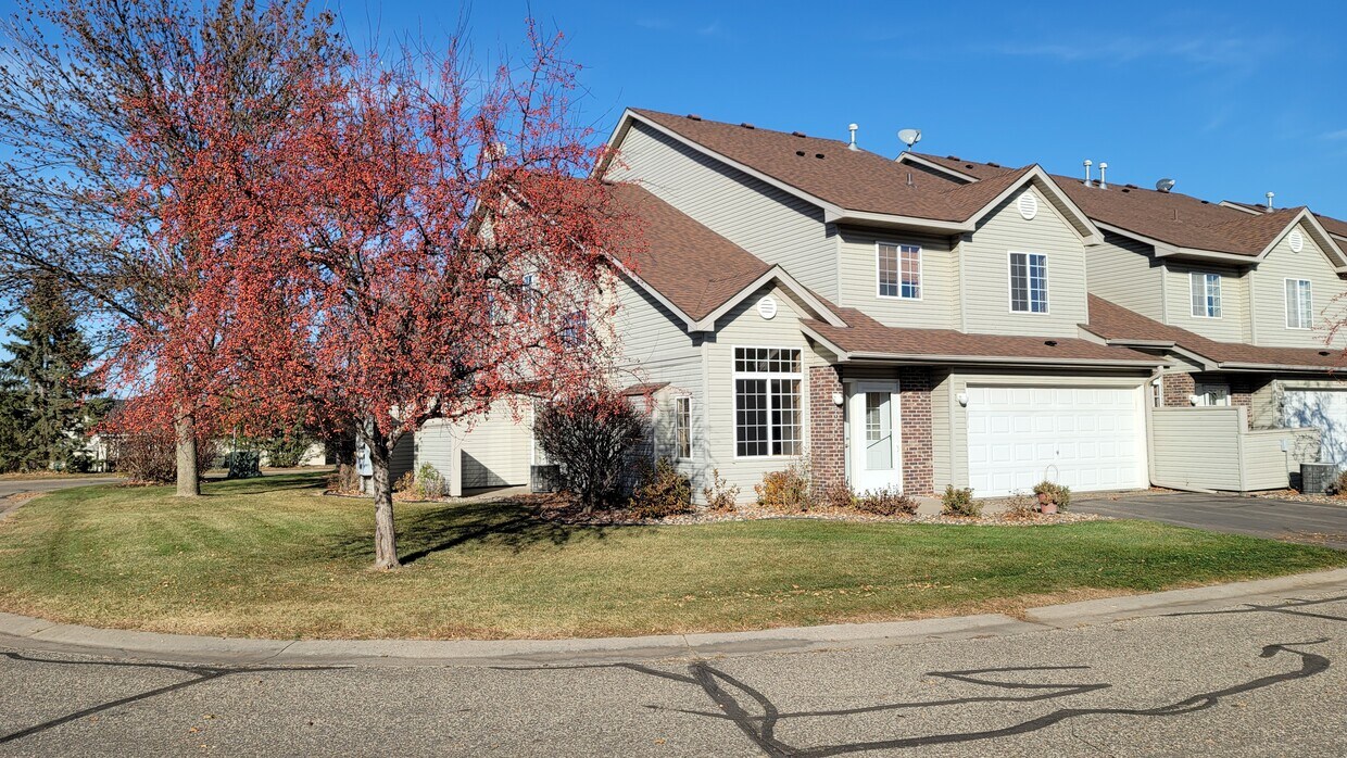 Primary Photo - 2401 Oakridge Cir