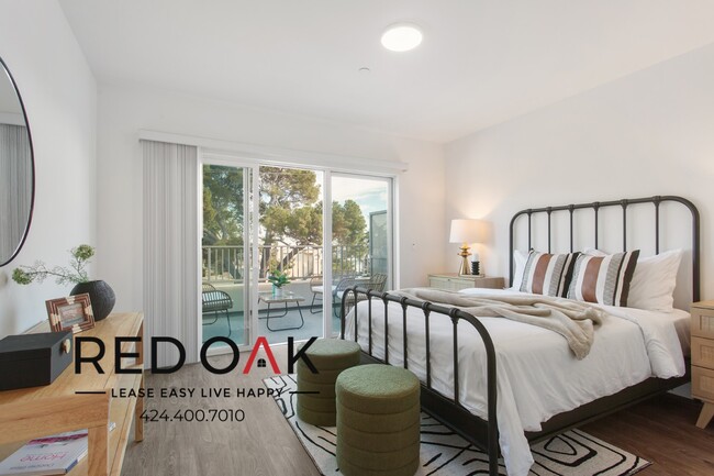 Foto del edificio - ~BRAND NEW~ Trendy Three Bedroom with Outs...