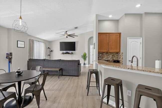 Building Photo - 6746 Breezy Palm Dr