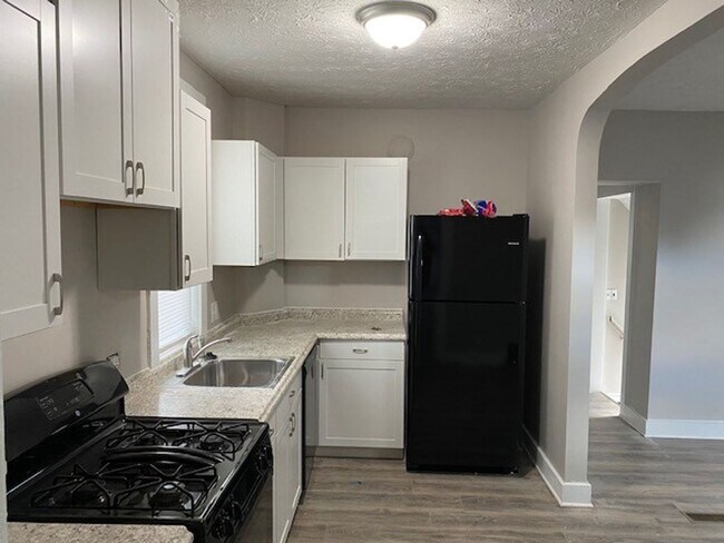 Building Photo - Renovated Single Family Home