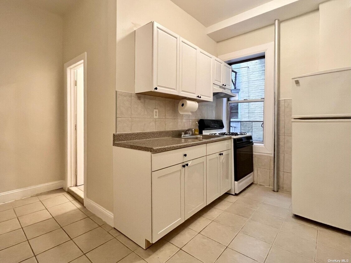Primary Photo - 32-55-55 Steinway St