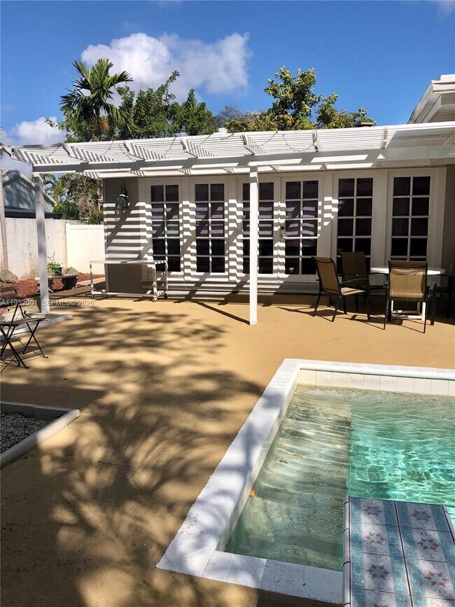 Foto del edificio - 1628 NE 4th Pl