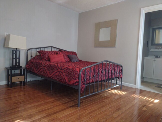 Foto del edificio - Beautifully renovated 4 bed 5 bath condo with a private back yard