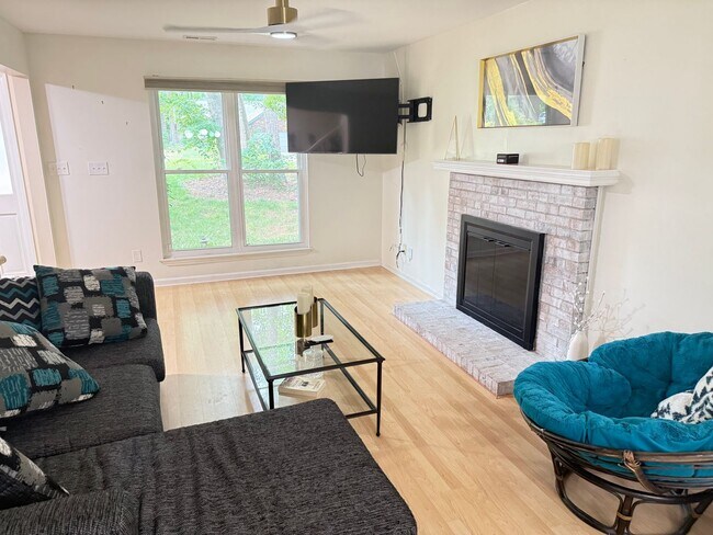 Building Photo - Spacious 3BR Home with Fenced Yard & Outdo...