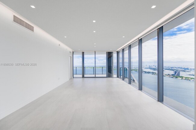 Foto del edificio - 700 NE 24th St