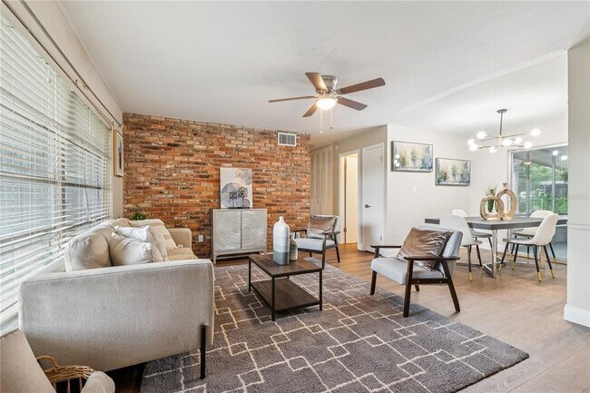 Foto del edificio - 941 Grey Oak Ct