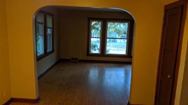 Building Photo - 1519 Cherry Ave NE