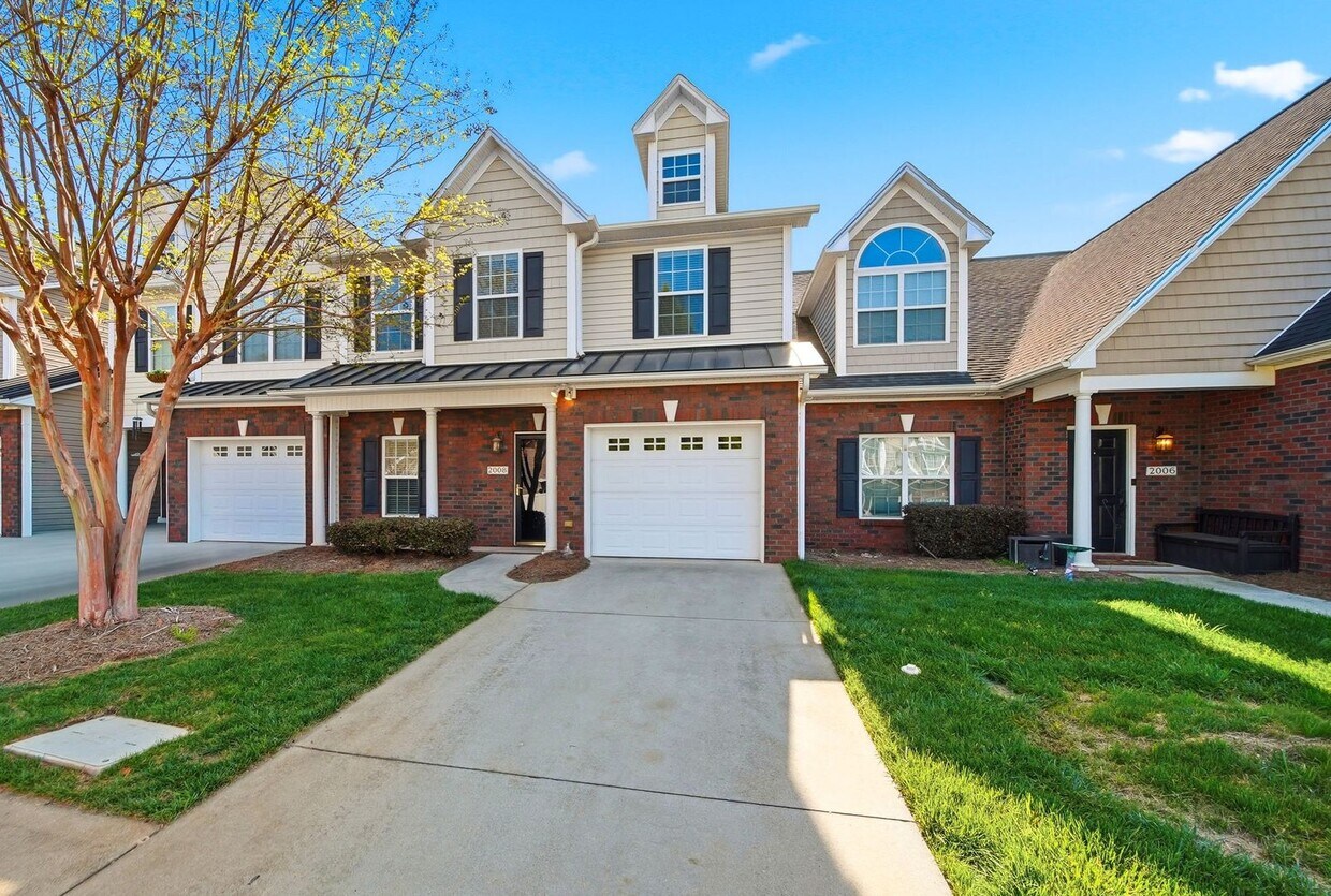 Stylish Braxton Gate Townhome with Garage & Main-Level Primary Suite - Stylish Braxton Gate Townhome with Garage & Main-Level Primary Suite