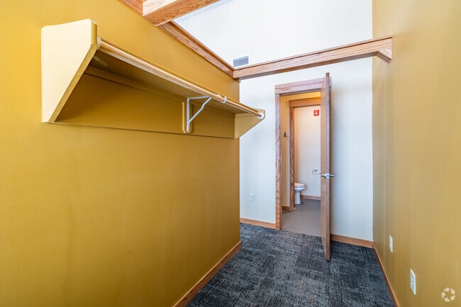2Br, 2Ba - 1068Sqft Main Closet - Kansas Avenue Lofts