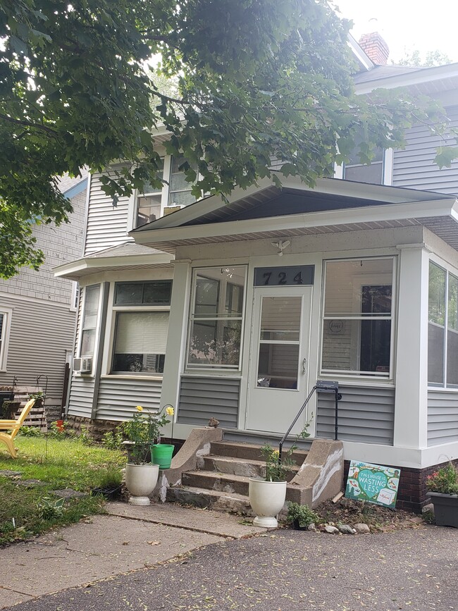 Building Photo - 724 Como Ave