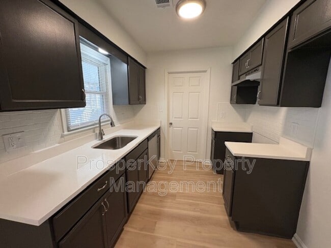 Foto del edificio - 2408 Midway Dr