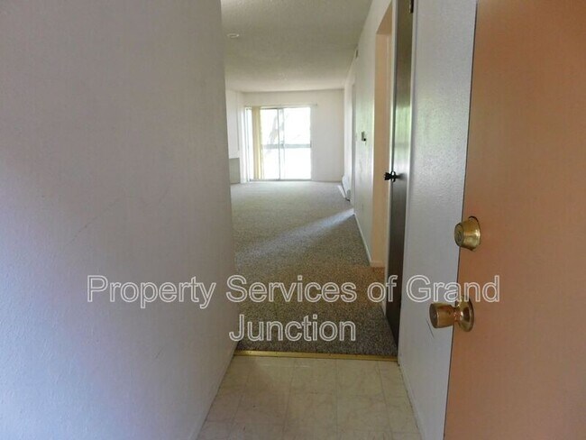 Building Photo - 3146 Lakeside Drive