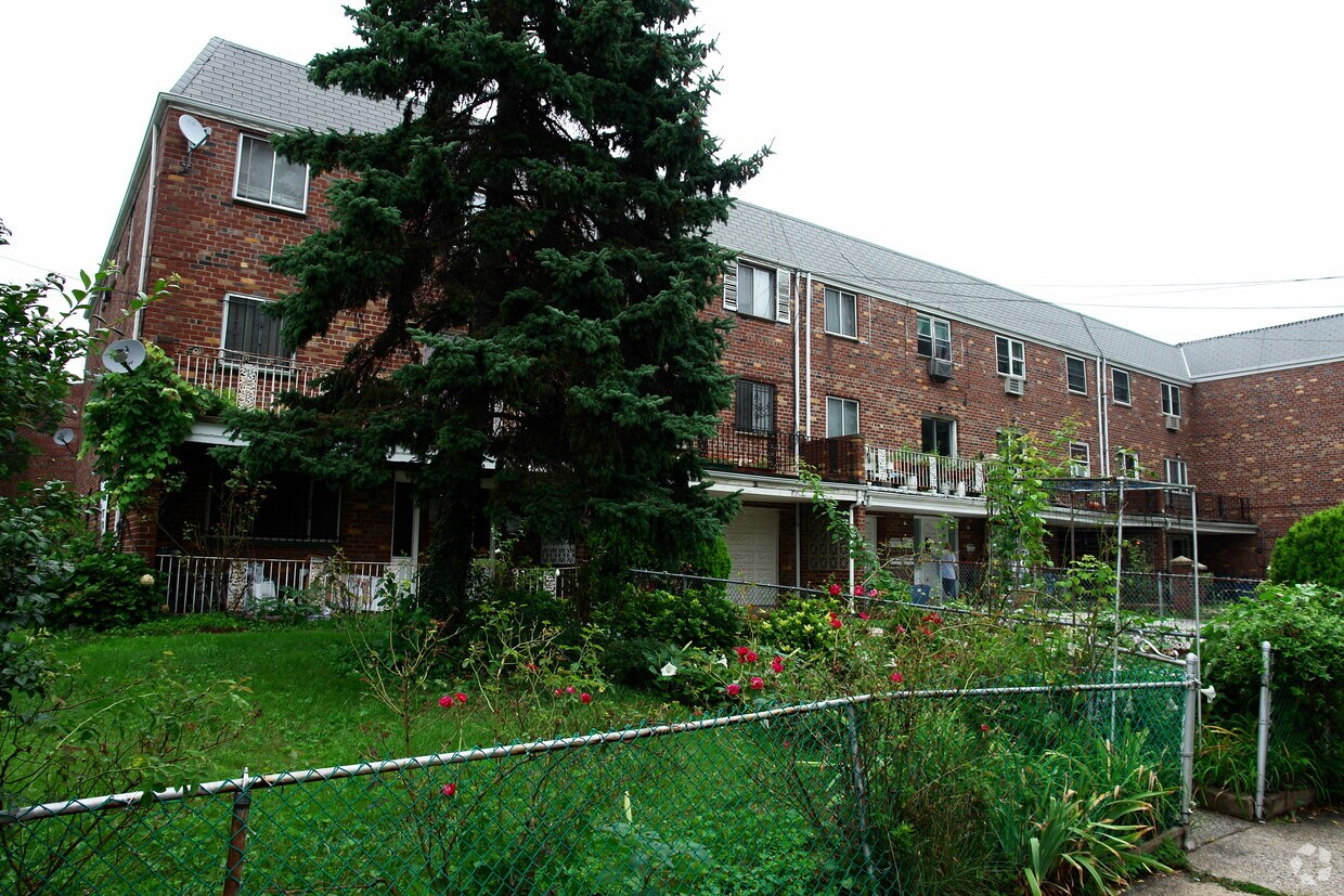 Building Photo - 163-01 Sanford Ave