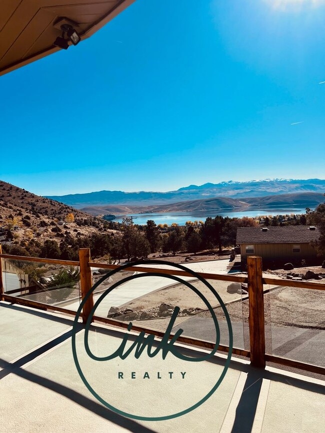 Building Photo - Charming Cabin-Style Home with Stunning To...